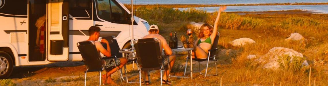 Zomervakantie in een camper? Dat zijn stranden, cocktails en onvergetelijke zonsondergangen 